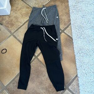 2 Vuori Joggers Black and Grey